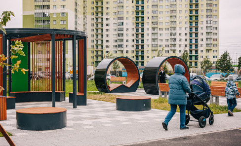 Муринская дорога 80, Сквер писателей